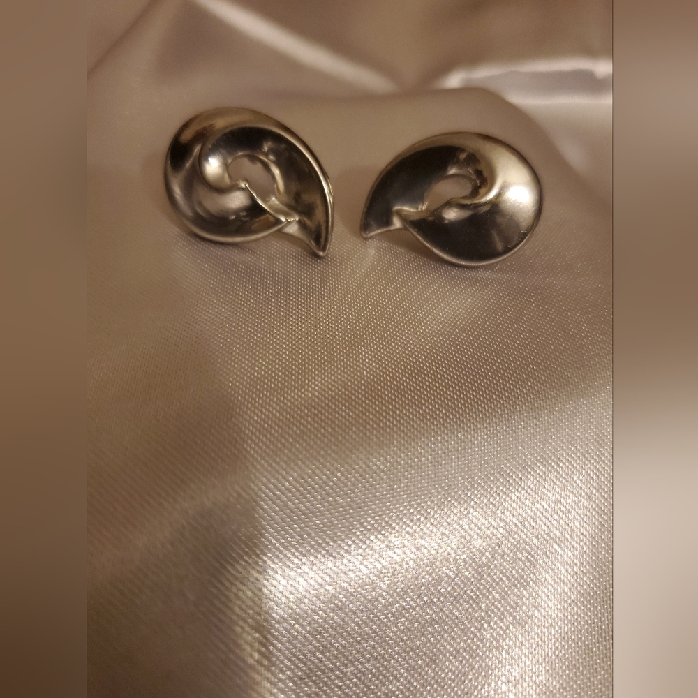 Sliver fashion thick swirl clip on earrings.